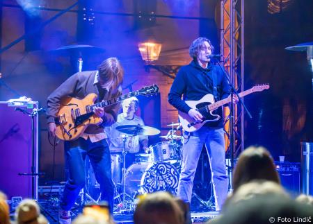 Včeraj je prvi koncert Pravljičnega Kamnik privabil število obiskovalcev (8)